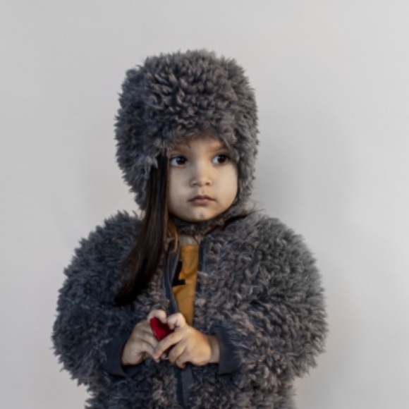 Little fuzzy fur hat with neck strap - Picture 1 of 4